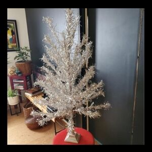 MCM/pom pom/stainless aluminum christmas tree/vintage 4ft Aluminum/Evergleam
